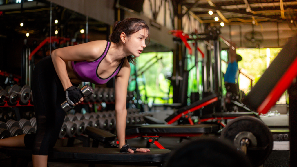 Foto de mulher treinando em uma academia