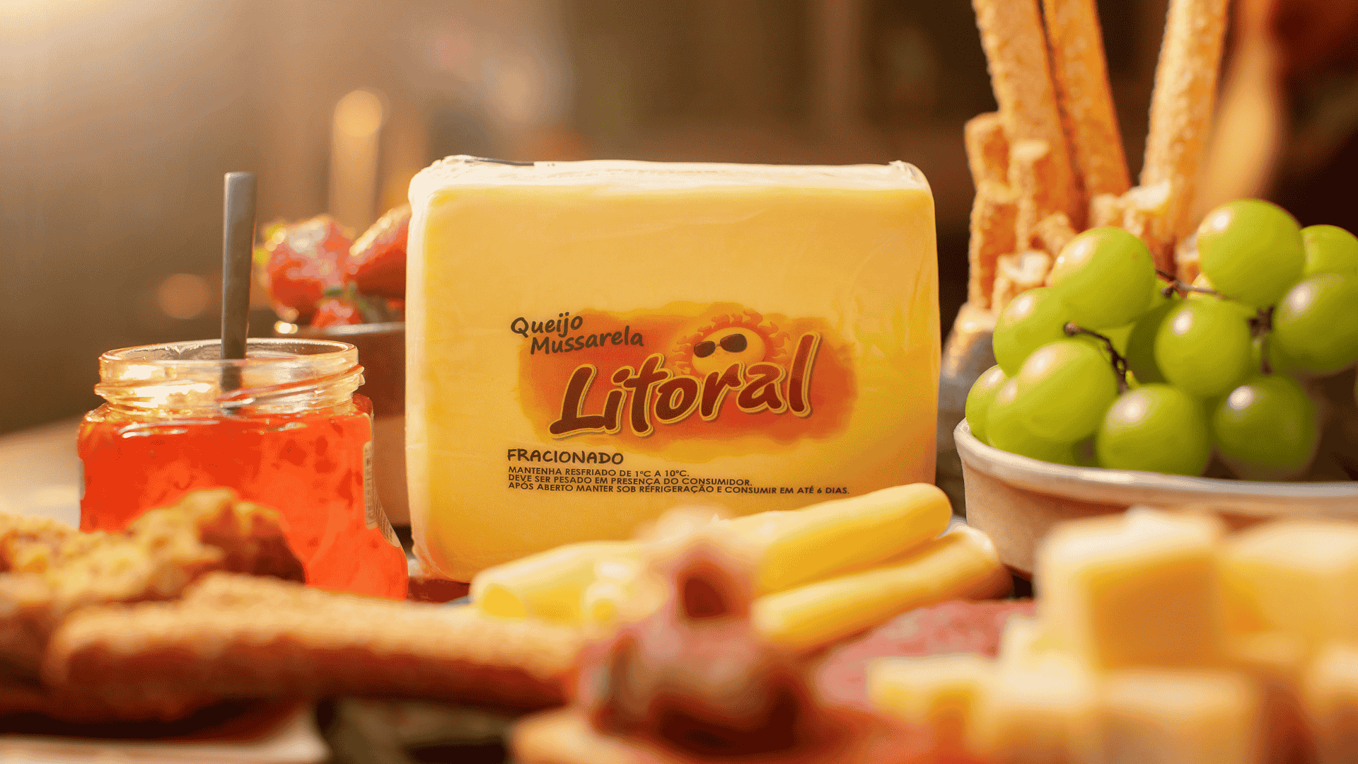 Como escolher queijo mussarela Foto de queijo mussarela fracionado da Litoral Laticínios ao lado de acompanhamentos