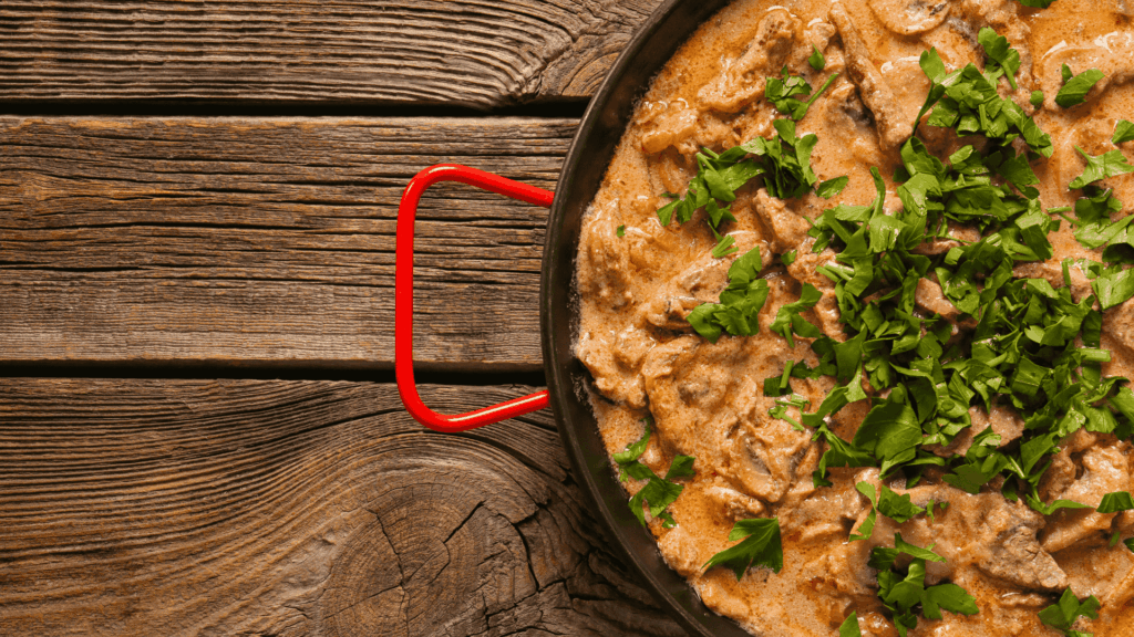 panela com strogonoff de frango cremoso