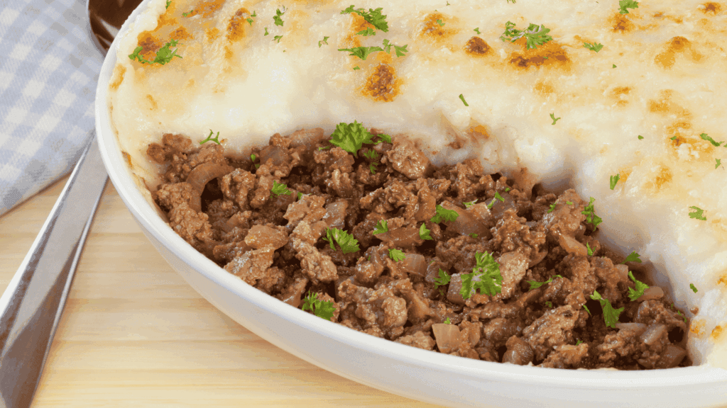 prato com escondidinho de carne feito com requeijão Litoral Laticínios