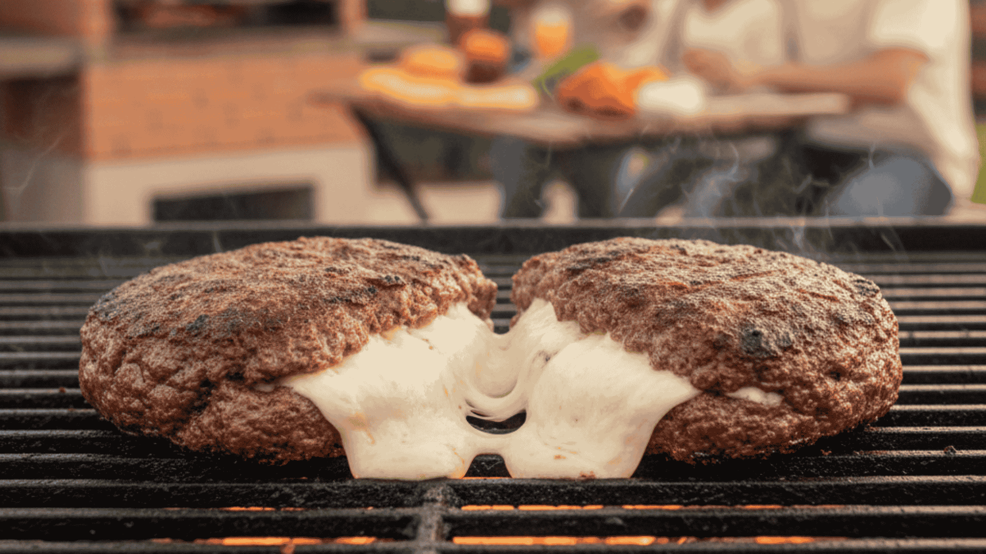 Hambúrguer artesanal recheado com queijo mussarela - Litoral Laticínios