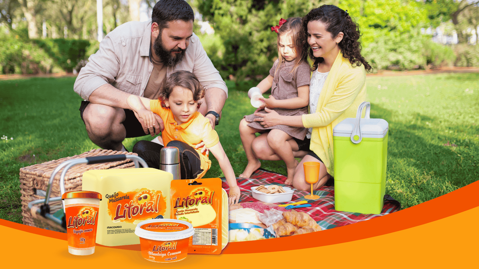piquenique em família utilizando produtos Litoral Laticínios
