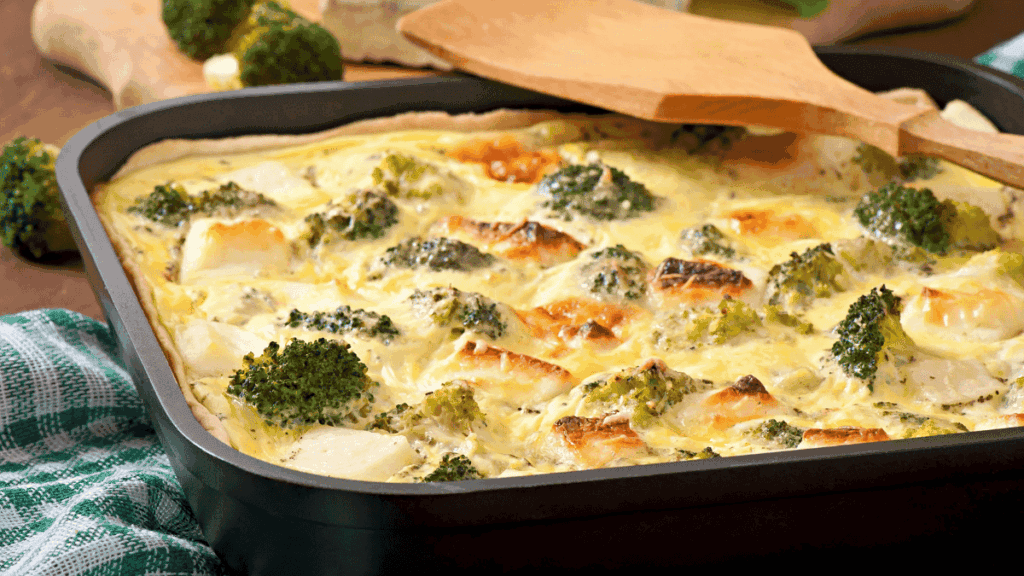 Receitas com queijo: legumes gratinados com queijo derretido, assados em refratário.