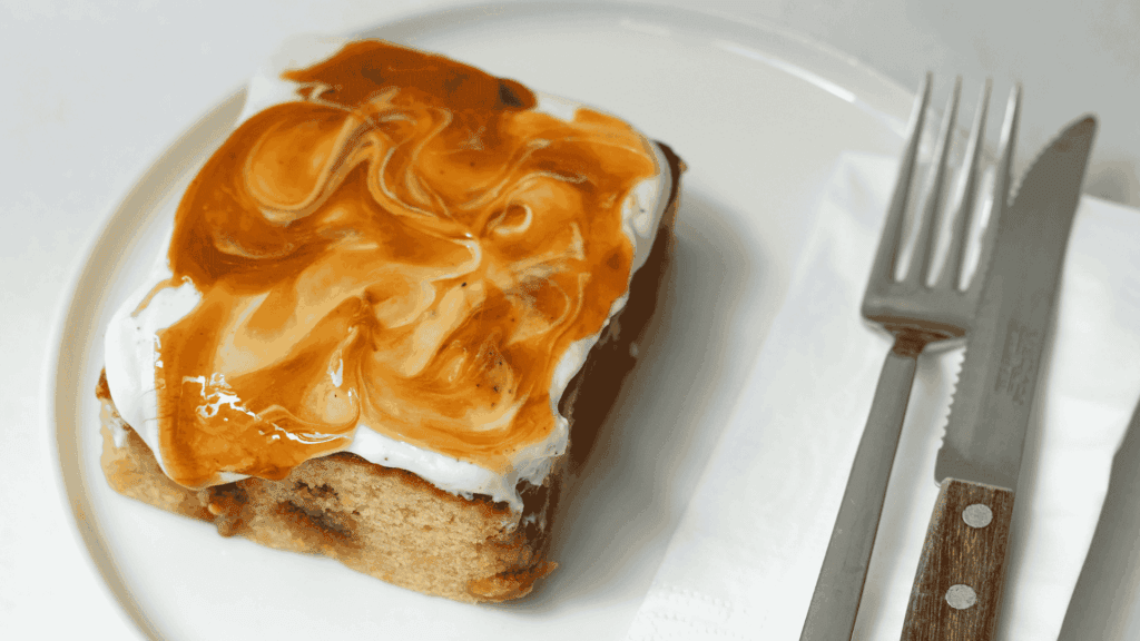 Torrada com requeijão cremoso e mel, opção doce para café da manhã - Litoral Laticínios