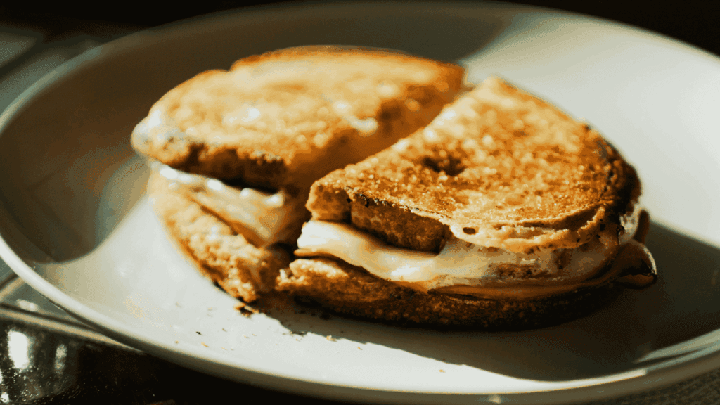 Sanduíche com queijo derretido e pão dourado, opção salgada para café da manhã
