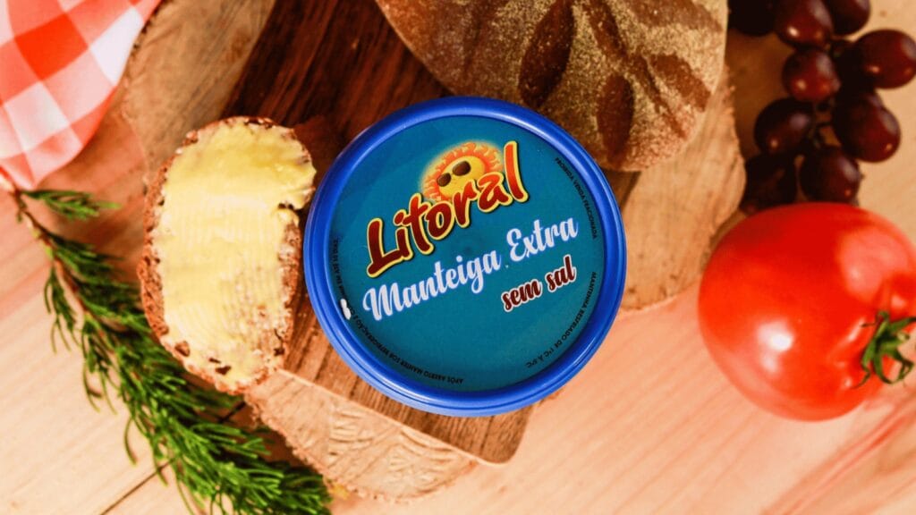 Manteiga da Litoral servida com pão artesanal.