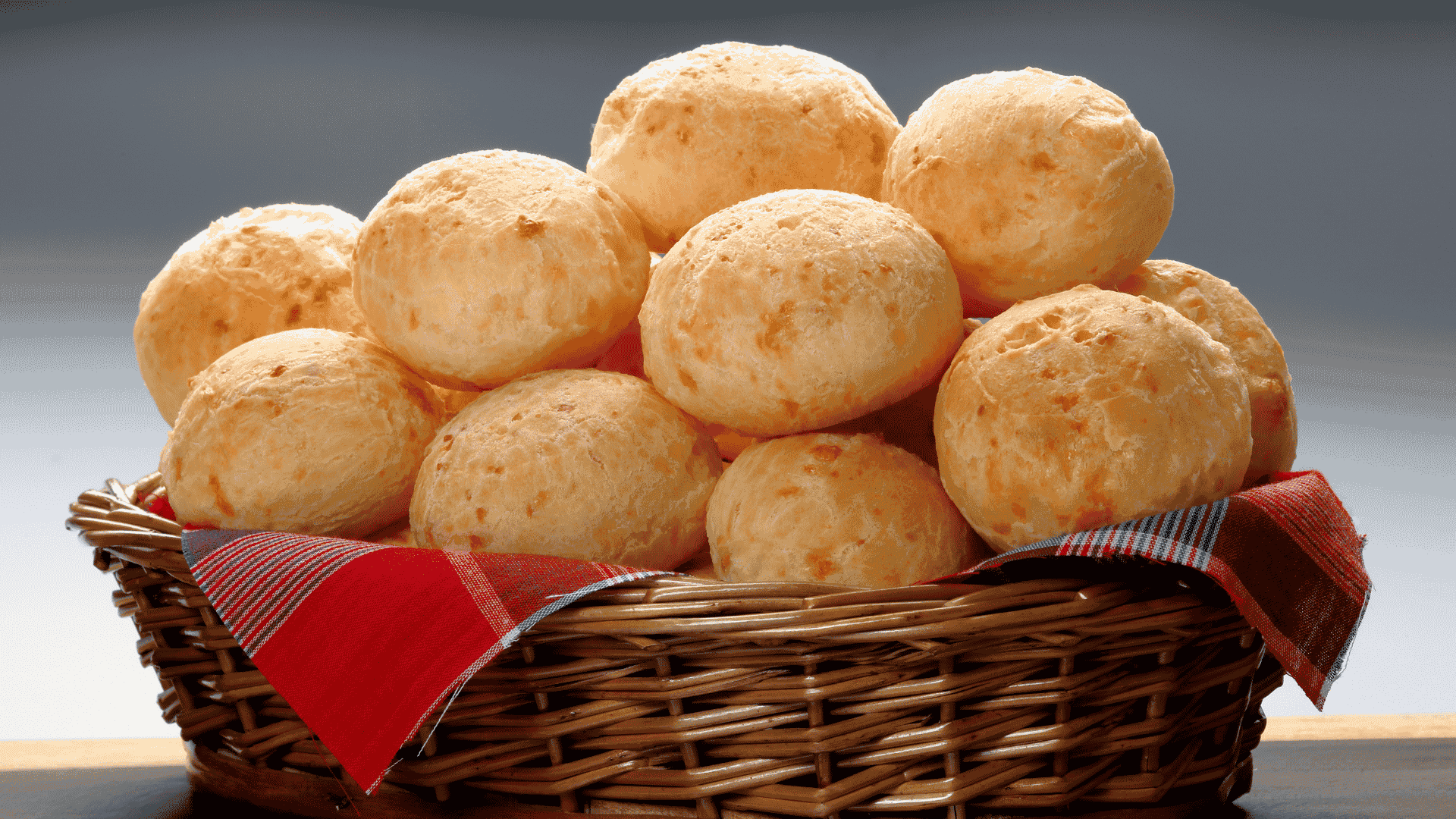 cesta com muitos pães de queijo - receita de pão de queijo tradicional - Banco de imagens