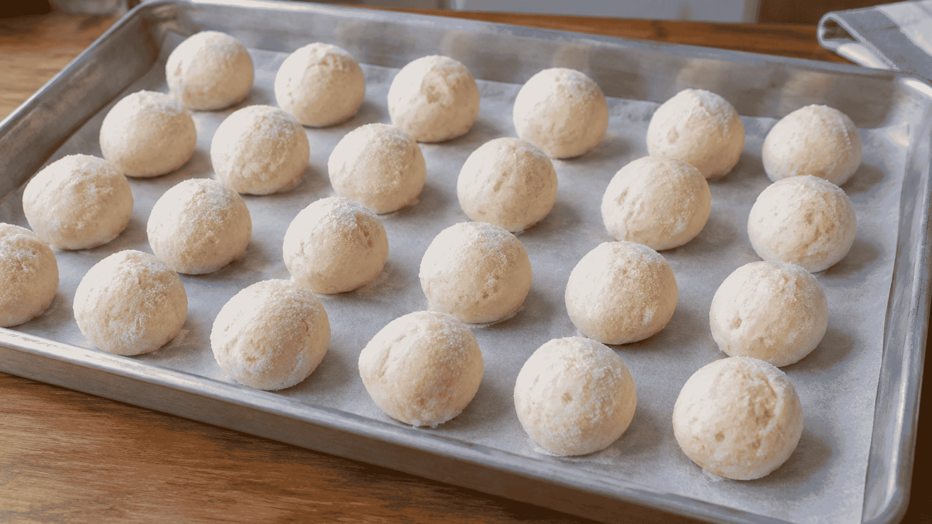 foto de fôrma com pães de queijo congelados - imagem gerada por IA